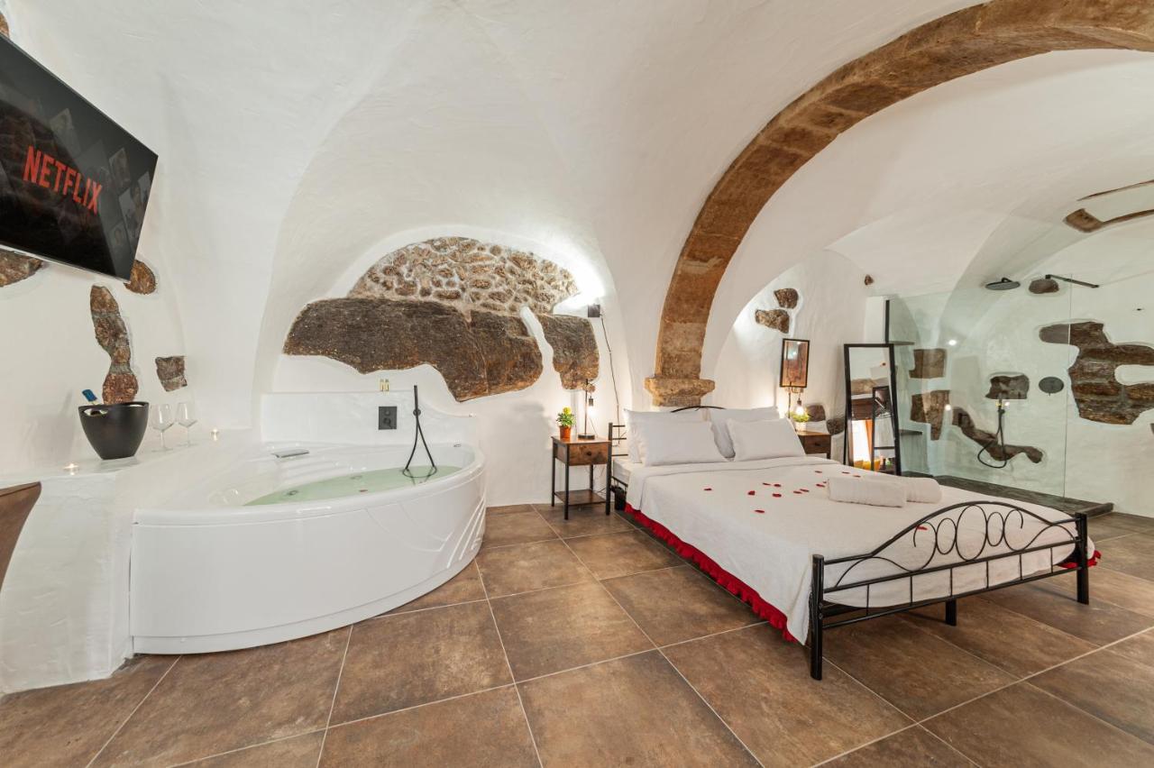 Romantic Loft With Jacuzzi In The Castle Кастельсардо Экстерьер фото